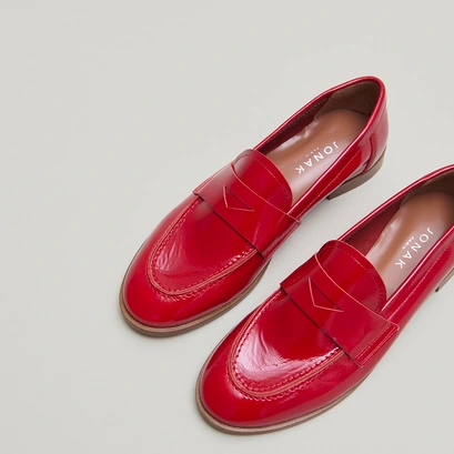 Round-toe loafers in red pleated varnish | THELMA