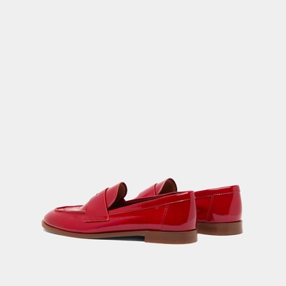 Round-toe loafers in red pleated varnish | THELMA