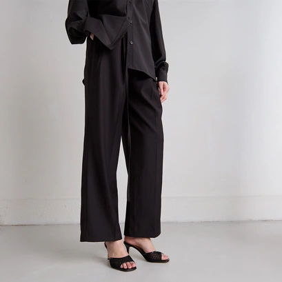 Heeled mules in black shiny leather and black mesh | VOILE