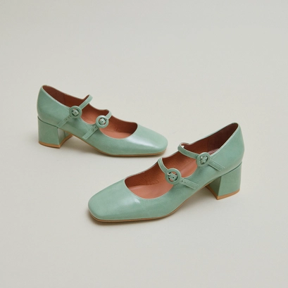 Mary Janes with double straps and rounded toes in green shiny leather | DELOU