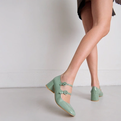 Mary Janes with double straps and rounded toes in green shiny leather | DELOU