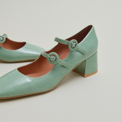Mary Janes with double straps and rounded toes in green shiny leather | DELOU