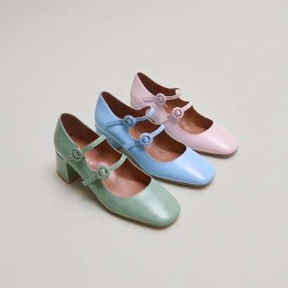 Mary Janes with double straps and rounded toes in green shiny leather | DELOU