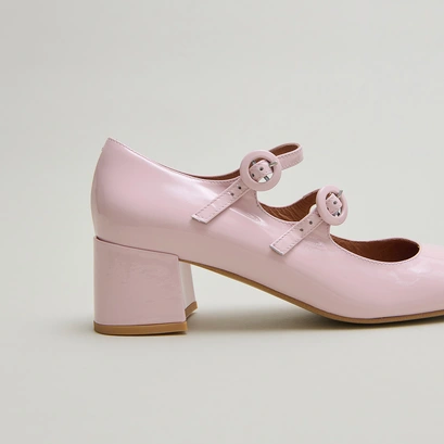 Mary Janes with double straps and rounded toes in light pink varnish | DELOU