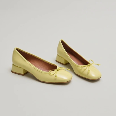 Ballet flats with small heels in yellow pleated varnish | DYBIL