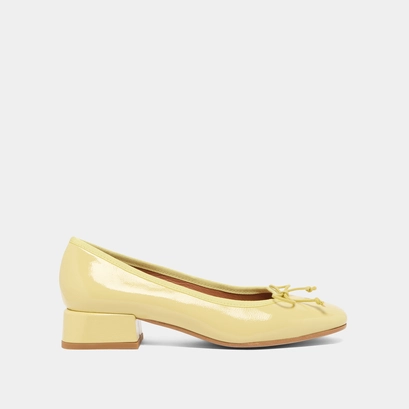 Ballet flats with small heels in yellow pleated varnish | DYBIL