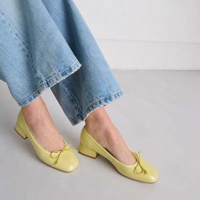 Ballet flats with small heels in yellow pleated varnish | DYBIL