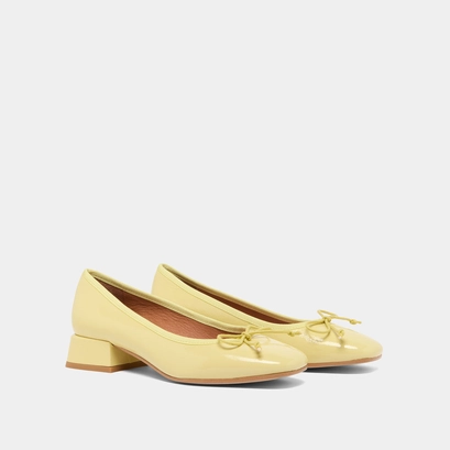 Ballet flats with small heels in yellow pleated varnish | DYBIL