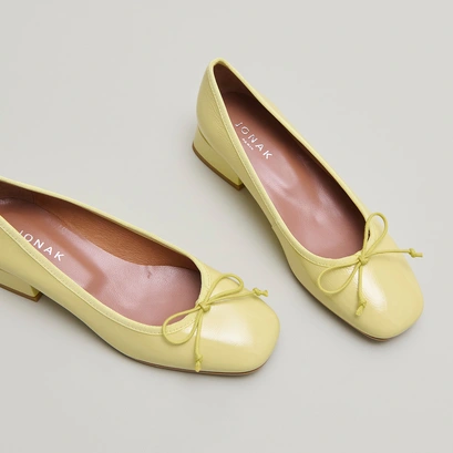 Ballet flats with small heels in yellow pleated varnish | DYBIL