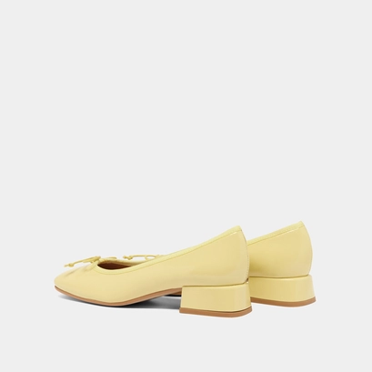 Ballet flats with small heels in yellow pleated varnish | DYBIL
