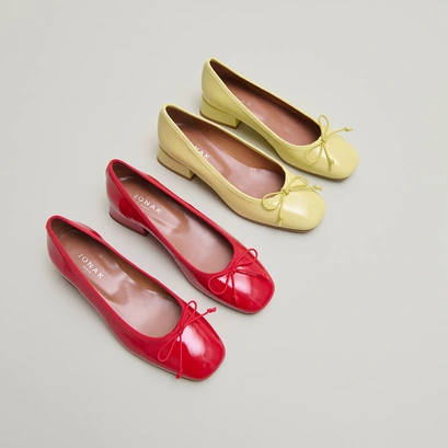 Ballet flats with small heels in yellow pleated varnish | DYBIL