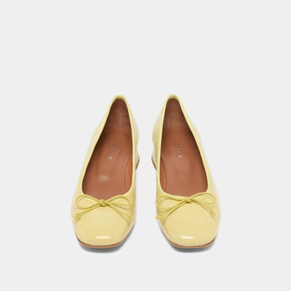 Ballet flats with small heels in yellow pleated varnish | DYBIL