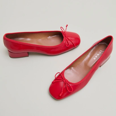 Ballet flats with small heels in red pleated varnish | DYBIL