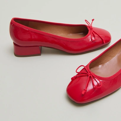 Ballet flats with small heels in red pleated varnish | DYBIL