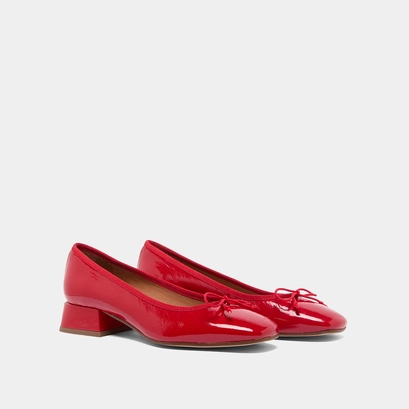 Ballet flats with small heels in red pleated varnish | DYBIL