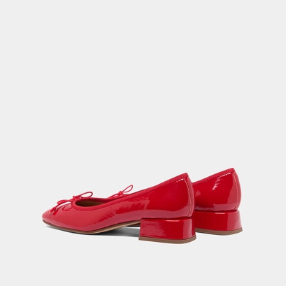 Ballet flats with small heels in red pleated varnish | DYBIL