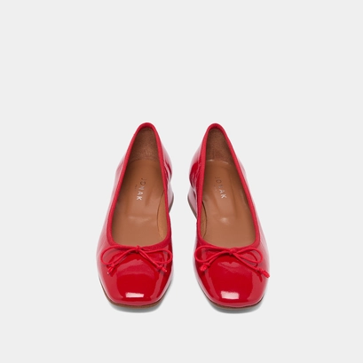 Ballet flats with small heels in red pleated varnish | DYBIL