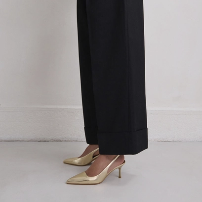Pumps with pointed toes in platinum metallic leather | DIAMANTINE