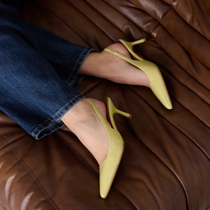 Pumps with pointed toes in yellow pleated varnish | DIAMANTINE