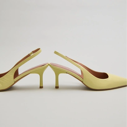 Pumps with pointed toes in yellow pleated varnish | DIAMANTINE