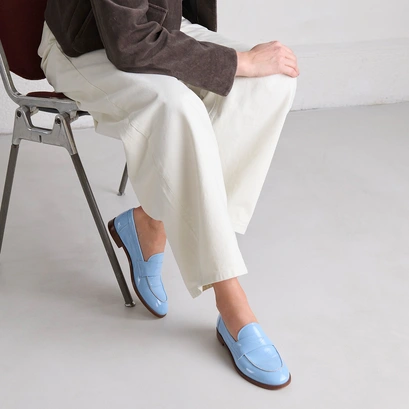 Round-toe loafers in light blue pleated varnish | THELMA