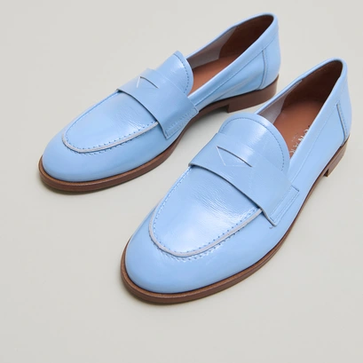 Round-toe loafers in light blue pleated varnish | THELMA