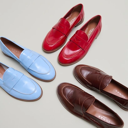Round-toe loafers in light blue pleated varnish | THELMA