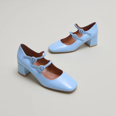 Babies with double straps and rounded toes in light blue varnish | DELOU