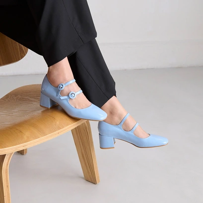 Babies with double straps and rounded toes in light blue varnish | DELOU