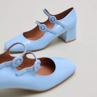 Babies with double straps and rounded toes in light blue varnish | DELOU