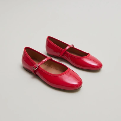Strap ballet flats in red pleated varnish | DOUCEUR