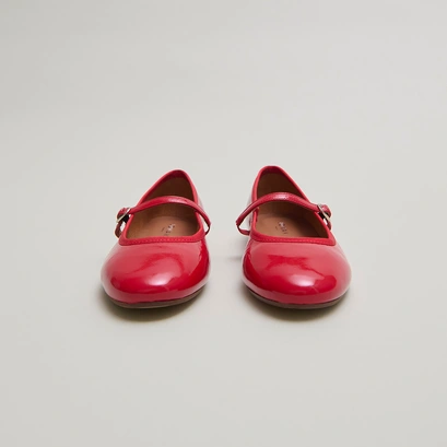 Strap ballet flats in red pleated varnish | DOUCEUR
