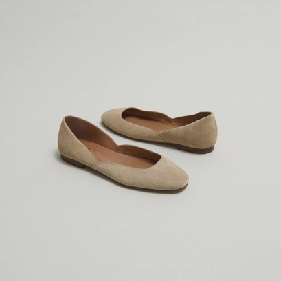 Low-cut round-toe ballet flats in beige suede | DOMELIA