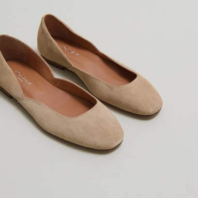 Low-cut round-toe ballet flats in beige suede | DOMELIA