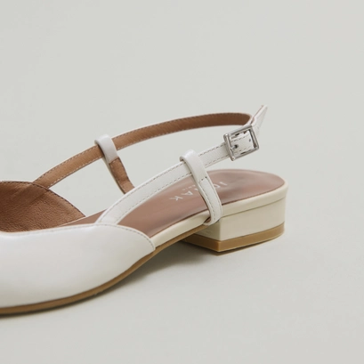 Slingbacks ballet flats in ecru patent and leather | dhapou