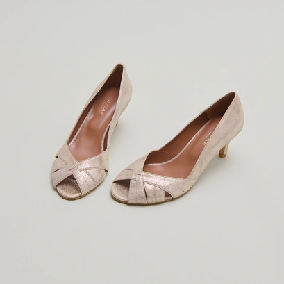 Low heeled pumps in platinum laminated velvet | damienne