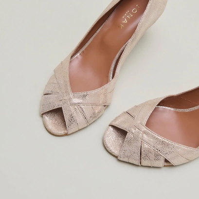 Low heeled pumps in platinum laminated velvet | damienne