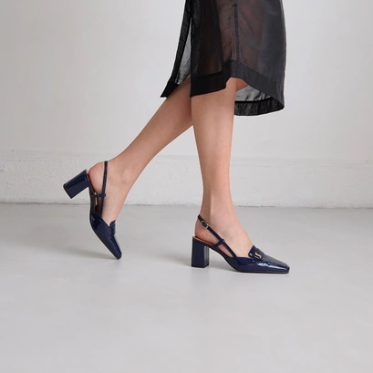 Pointed-toe slingbacks in marine varnish | DESPUES