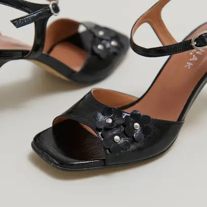 Heeled sandals with flowers in black shiny leather | vava
