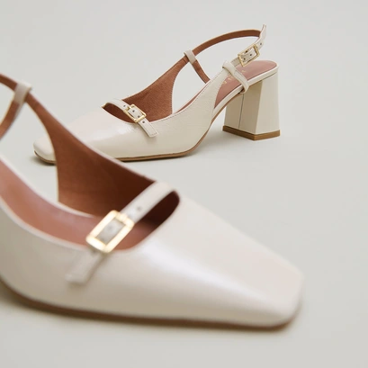 Heeled slingbacks in ecru shiny leather | dadelle