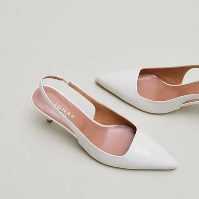 Pointed-toe pumps in pearl pleated varnish | diamantine