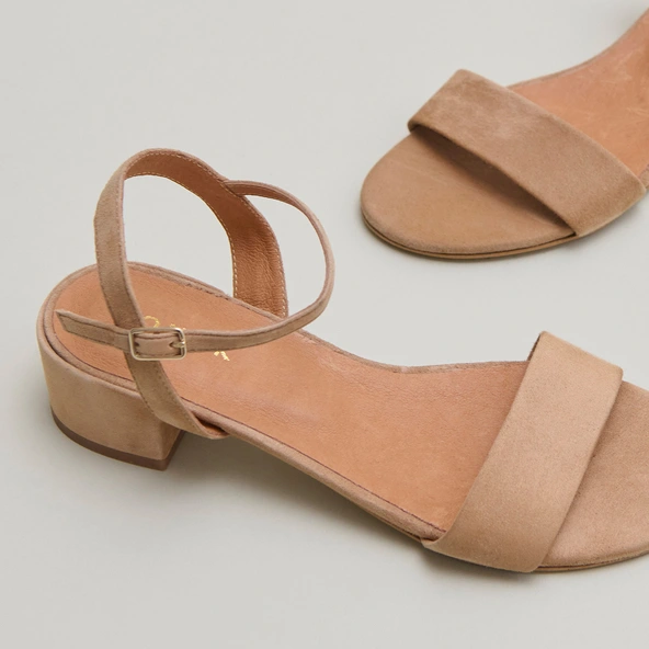 Square-heeled sandals in camel velvet | VIA