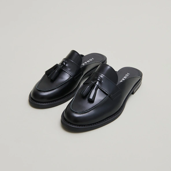 Loafers with tassels and open backs in black glazed leather | NATALY