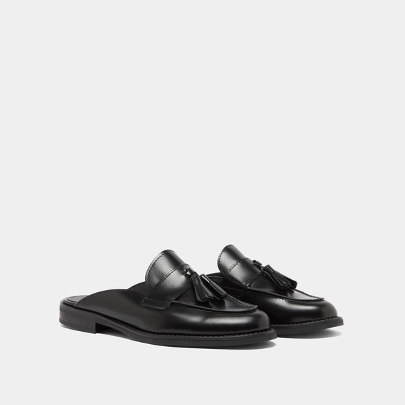 Loafers with tassels and open backs in black glazed leather | NATALY