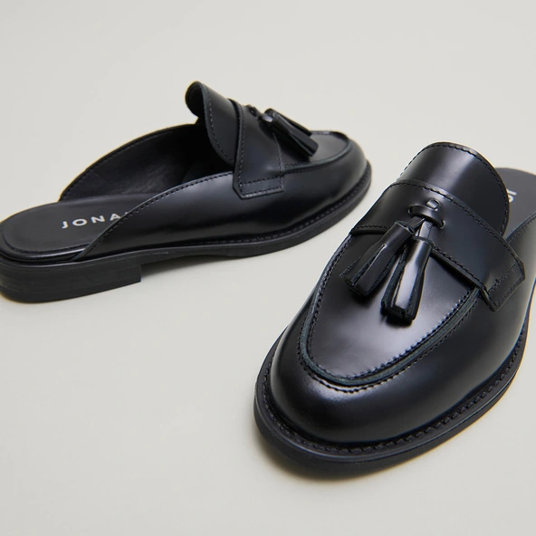 Loafers with tassels and open backs in black glazed leather | NATALY