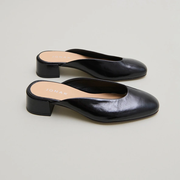 Mules with small heels in black pleated varnish | NINE