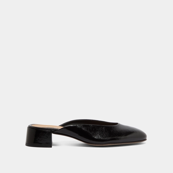 Mules with small heels in black pleated varnish | NINE