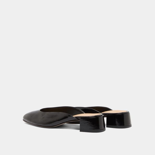 Mules with small heels in black pleated varnish | NINE