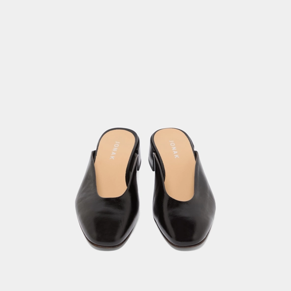 Mules with small heels in black pleated varnish | NINE