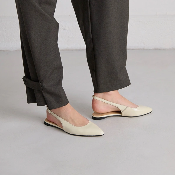 Slingback ballet flats in ecru pleated varnish | NOA